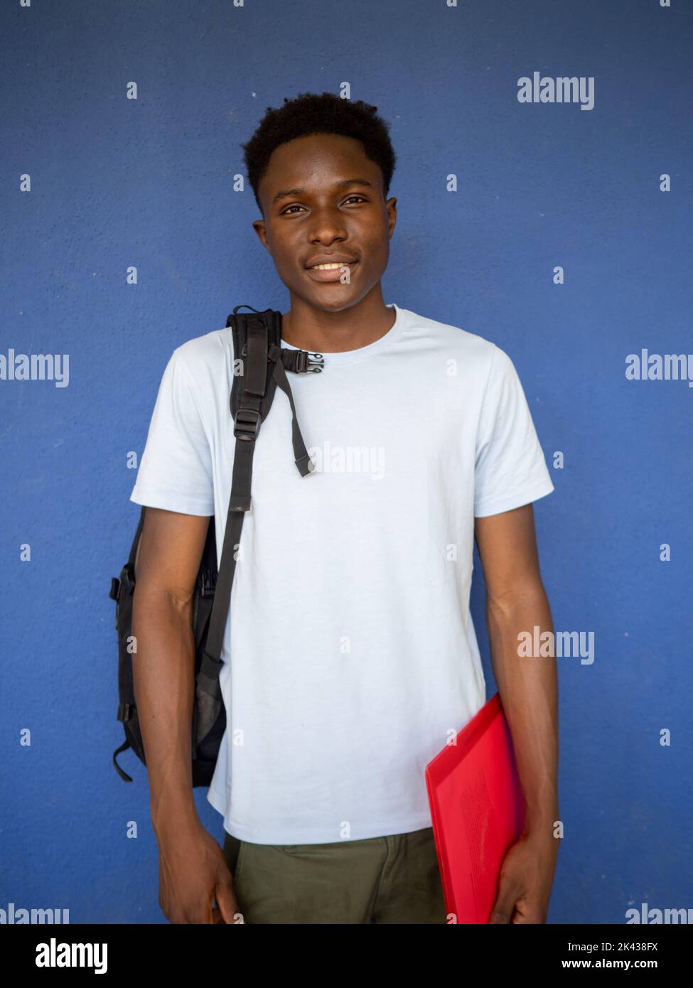 Porträt eines jungen afroamerikanischen Studenten, der die Kamera anschaut Stockfoto