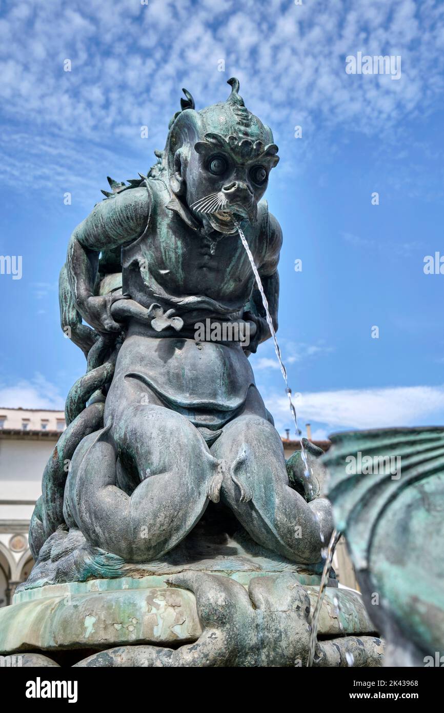 Bronzener Brunnen der Meeresmonster (Fontane dei Mostri Marini) von Pietro Tacca auf der Piazza Santissima Annunziata Florenz Italien Stockfoto