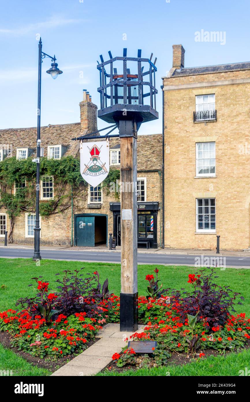 Das Friedenszeichen und die Stadt Ely, St.Mary's Green, Ely, Cambridgeshire, England, Vereinigtes Königreich Stockfoto