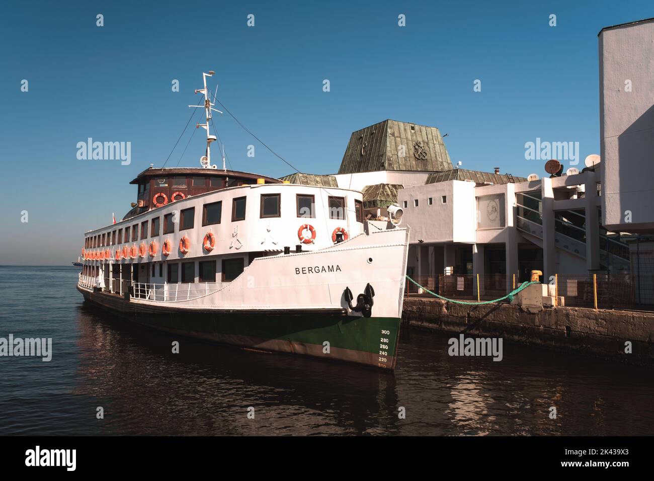 Izmir, Türkei - 11. September 2022: Nahaufnahme eines klassischen izmir Dampfschiffes am Konak Pier. Archivfoto Stockfoto