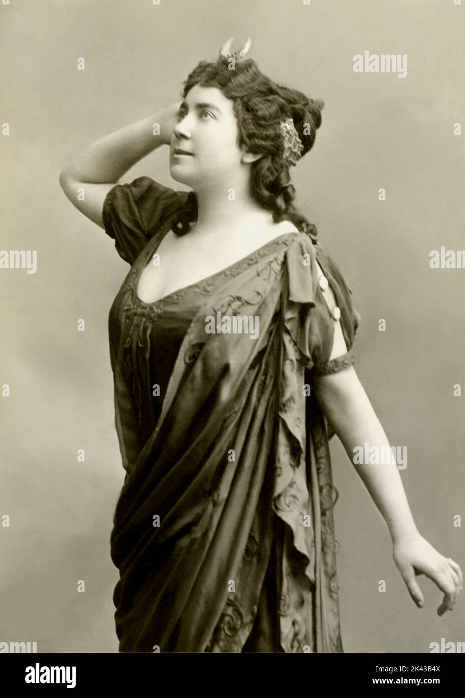1895 Ca , Paris , FRANKREICH : die berühmte französische Opernsängerin LOUISE GRANDJEAN ( 1870 - 1934 ) . Opernsopran, die besonders für ihre Darstellungen von Richard Wagner und Giuseppe Verdi-Heldinnen bewundert wurde. Ihre Karriere begann sie 1894 in Paris, wo sie bis 1911 eine beliebte und aktive Sängerin wurde. Auch in der ersten Dekade des 20. Jahrhunderts trat sie regelmäßig mit großem Erfolg in Deutschland auf. Foto von Paul Boyer, Paris. - BELLE EPOQUE - OPERA LIRICA - DIVA - DIVINA - OPERA LIRICA - CANTANTE - '800 - 800 'S --- ARCHIVIO GBB Stockfoto