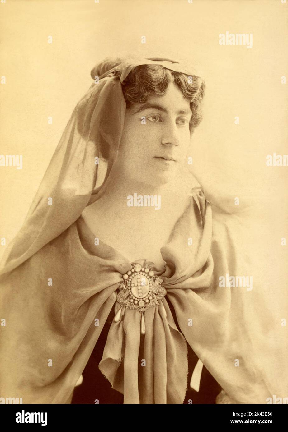 1895 Ca , Paris , FRANKREICH : die berühmte französische Opernsängerin LOUISE GRANDJEAN ( 1870 - 1934 ) . Opernsopran, die besonders für ihre Darstellungen von Richard Wagner und Giuseppe Verdi-Heldinnen bewundert wurde. Ihre Karriere begann sie 1894 in Paris, wo sie bis 1911 eine beliebte und aktive Sängerin wurde. Auch in der ersten Dekade des 20. Jahrhunderts trat sie regelmäßig mit großem Erfolg in Deutschland auf. Foto von Reutlinger , Paris . - BELLE EPOQUE - OPERA LIRICA - DIVA - DIVINA - OPERA LIRICA - CANTANTE - '800 - 800 'S --- ARCHIVIO GBB Stockfoto