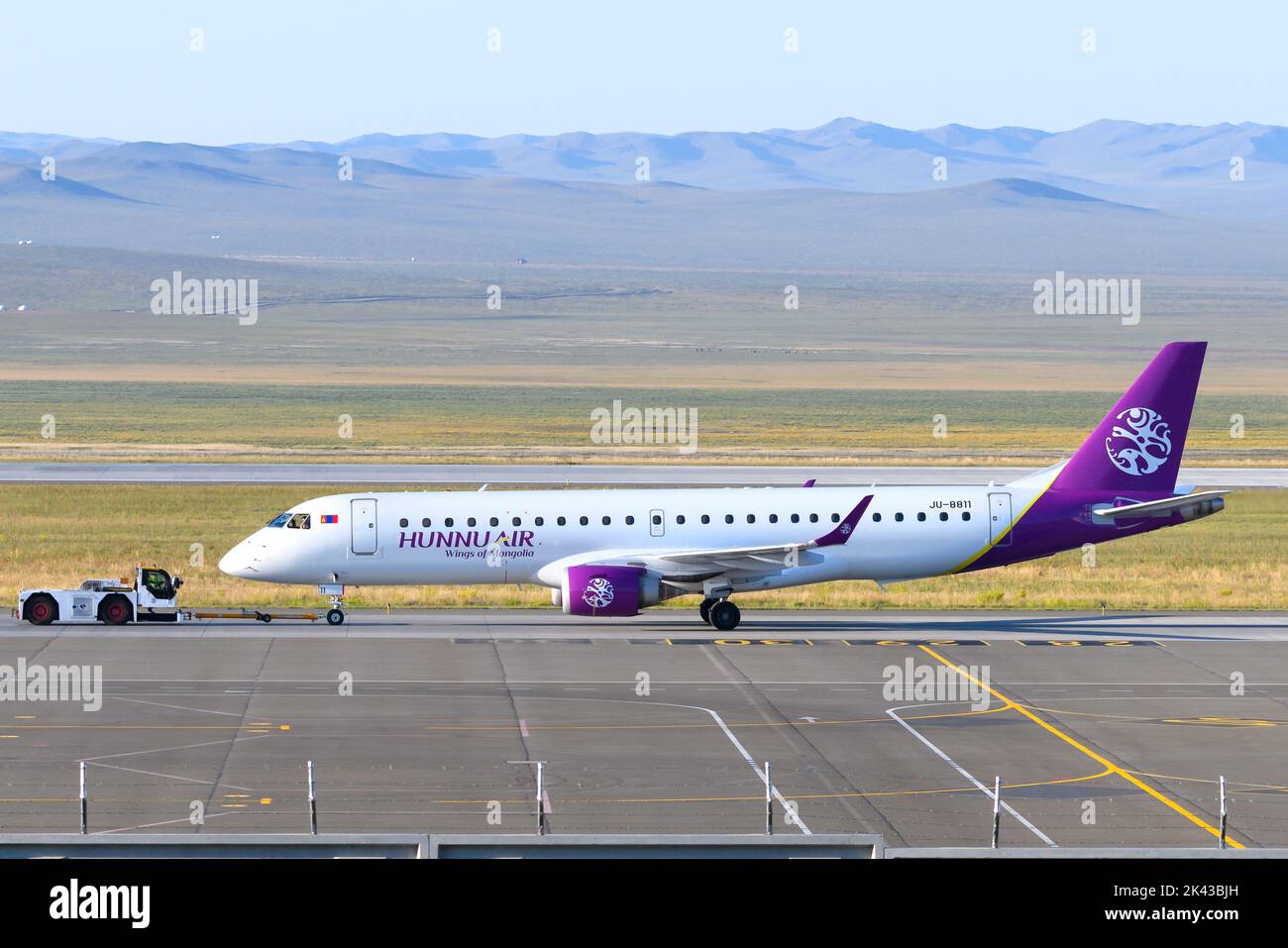 Hunnu Air Embraer E190 Flugzeuge auf dem neuen Flughafen Ulaanbaatar in der Mongolei. Hunnu Air ist eine mongolische Fluggesellschaft. Flugzeug ERJ 190 von Hunnu Air. Stockfoto