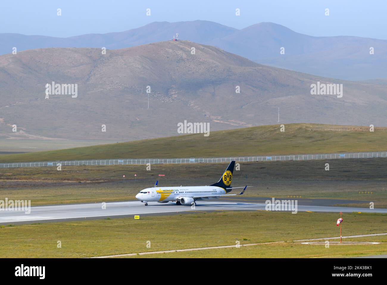 MIAT Mongolian Airlines Boeing 737-Flugzeuge auf dem neuen Flughafen Ulaabaatar in der Mongolei. Flugzeug B737 der MIAT Airlines nimmt ab. Stockfoto