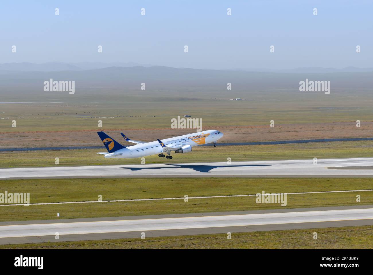 MIAT Mongolian Airlines Boeing 767-Flugzeuge auf dem neuen Flughafen Ulaabaatar in der Mongolei. Flugzeug B767 der MIAT Airlines nimmt ab. Flugzeug 767-300. Stockfoto