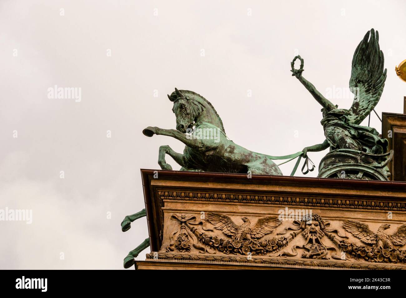 Wagenskulptur auf der Dachecke des Nationaltheaters in Prag, Tschechische Republik. Stockfoto