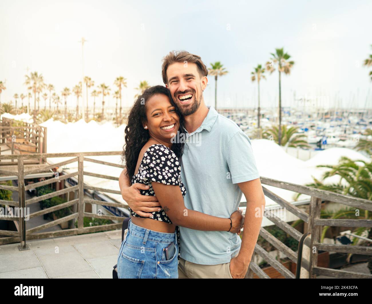 Happy diverse lächelnde heterosexuelle junge Paar Blick auf die Kamera während des Urlaubs. Glückliches Paar, Flitterwochen, Urlaub Stockfoto