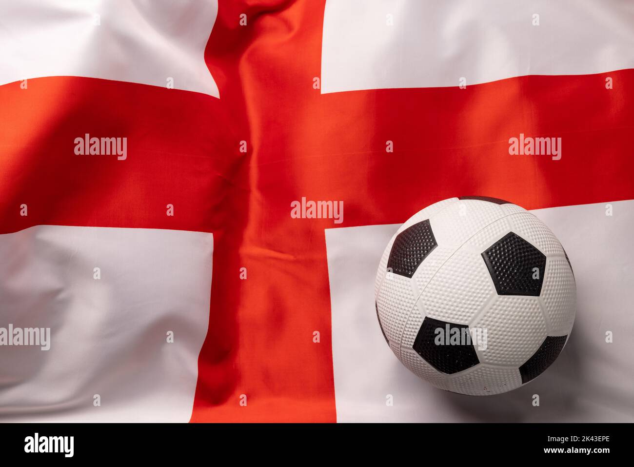 Zusammensetzung des Fußballs über der englischen Nationalflagge Stockfoto