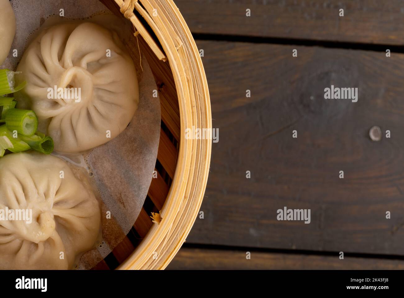 Blick von oben auf asiatische Knödel in Holzschale auf Holz Stockfoto