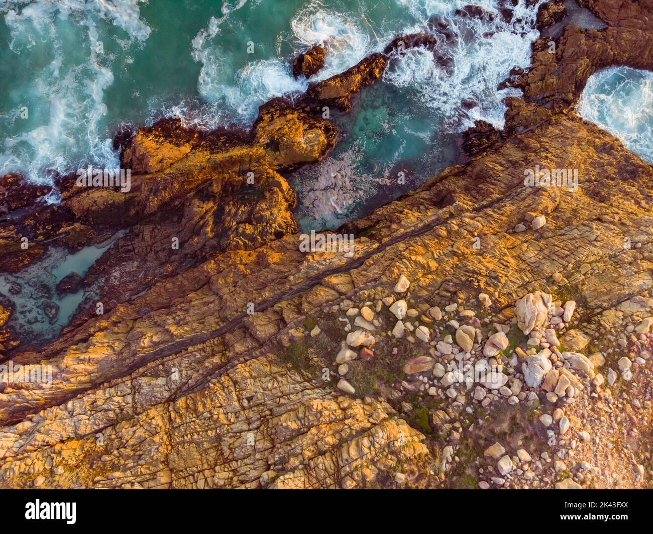 Blick auf die Meereswellen und die Küste mit felsigen Klippen Stockfoto