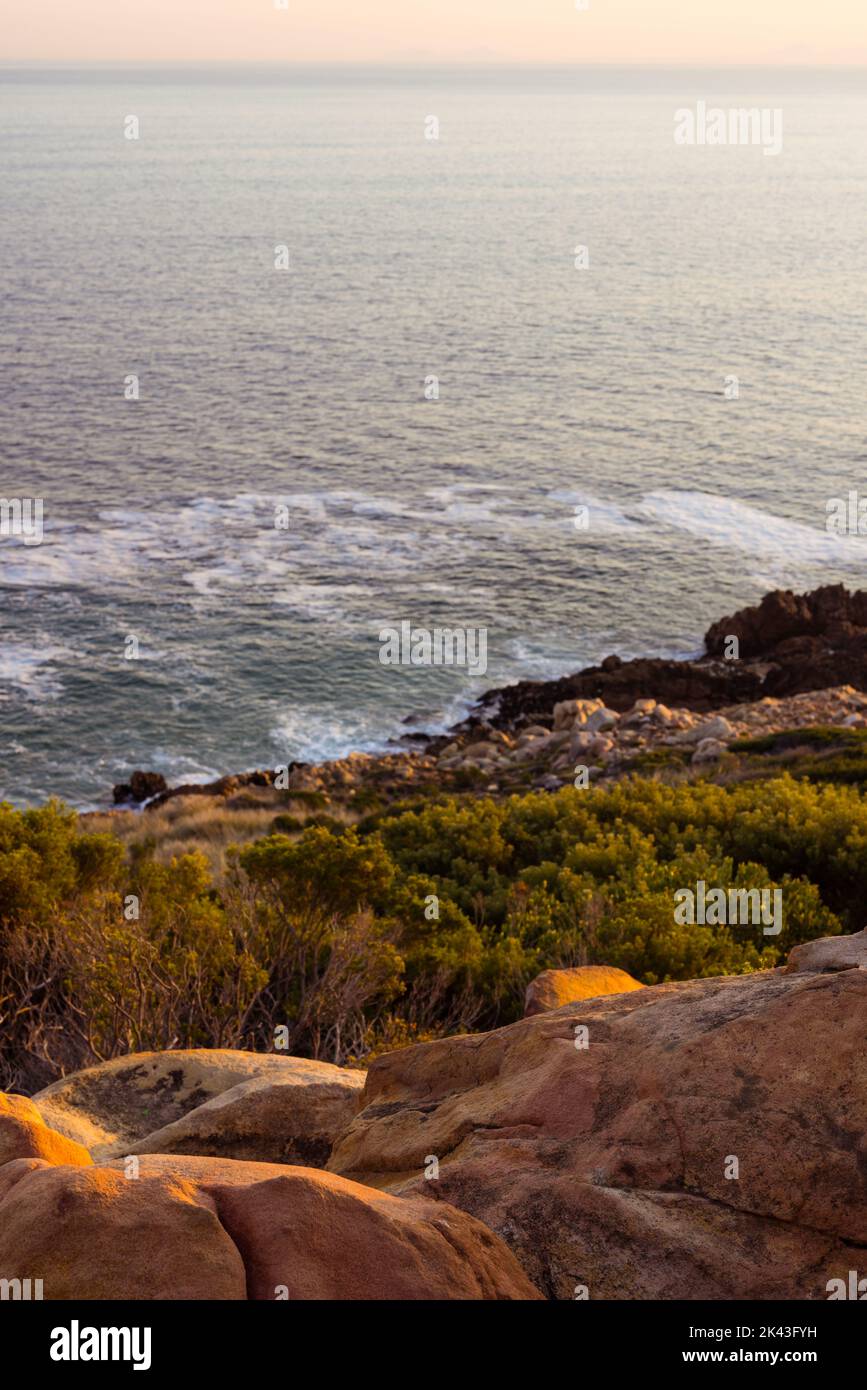 Landschaft mit Meereswellen und Seeufer mit felsigen Klippen und Horizont Stockfoto