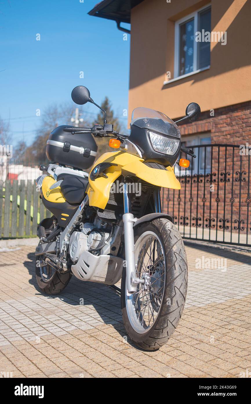 Legendäres Motorrad BMW F650 GS mit rotax-Motor. Road travel Enduro Motorrad mit einem Ventil. Gelbe Farbe. Stockfoto