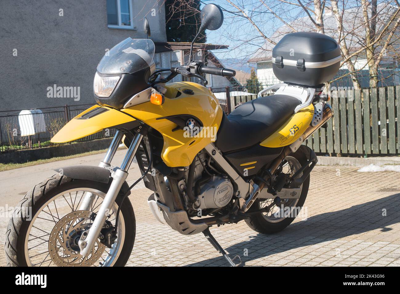 Legendäres Motorrad BMW F650 GS mit rotax-Motor. Road travel Enduro Motorrad mit einem Ventil. Gelbe Farbe. Stockfoto