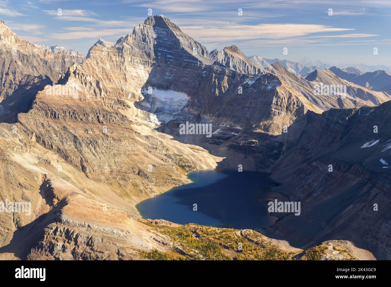 Mount Biddle hoch über dem Lake McArthur, Yoho National Park, BC Rockies. Landschaftlich Reizvolle Luftlandschaft Der Kanadischen Rocky Mountains Im Herbst Stockfoto