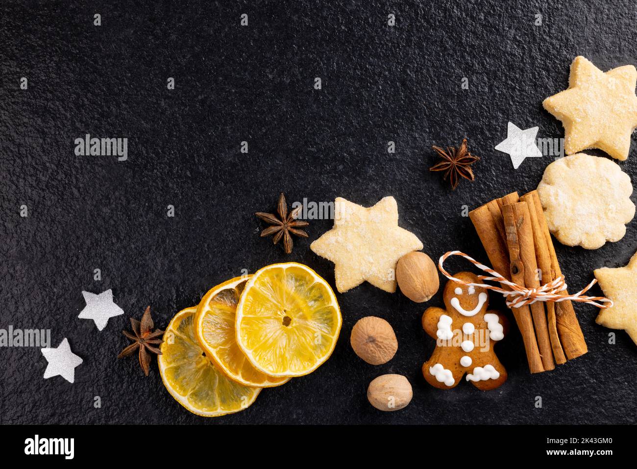 Bild von weihnachtsdekoration und Platz zum Kopieren auf Schieferhintergrund Stockfoto