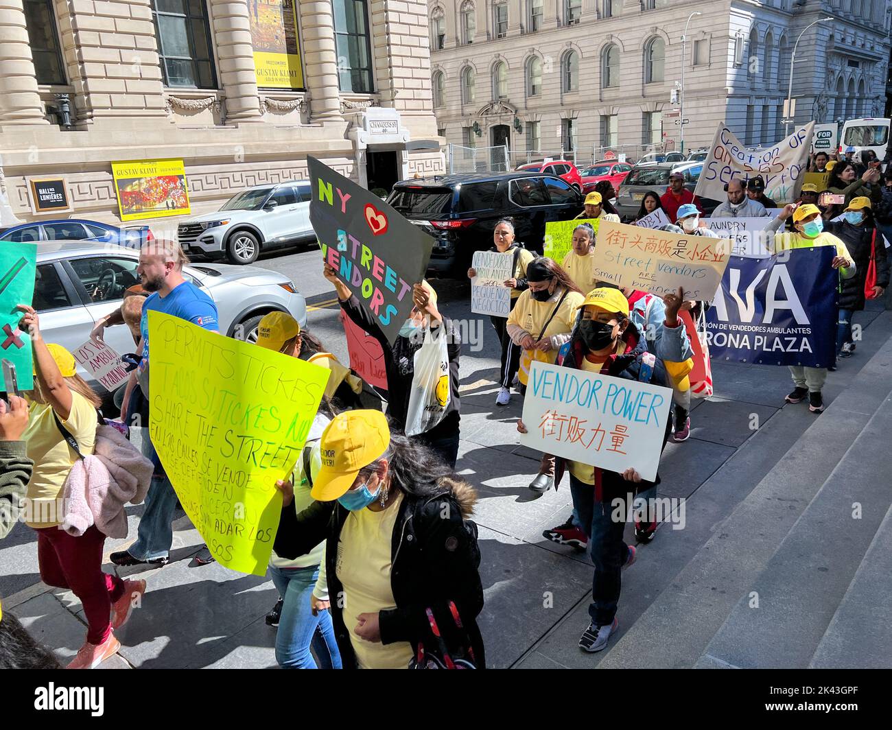 New York, NY, USA. 29. September 2022. Hunderte von Straßenverkäufern und ihre Familien gingen heute Morgen auf die Straßen von Lower-manhattan, New York City, und forderten eine bessere Behandlung der Straßenverkäufern durch die Polizeibehörde und Stadtinspektoren. Kredit: Ryan Rahman/Alamy Live Nachrichten. Stockfoto