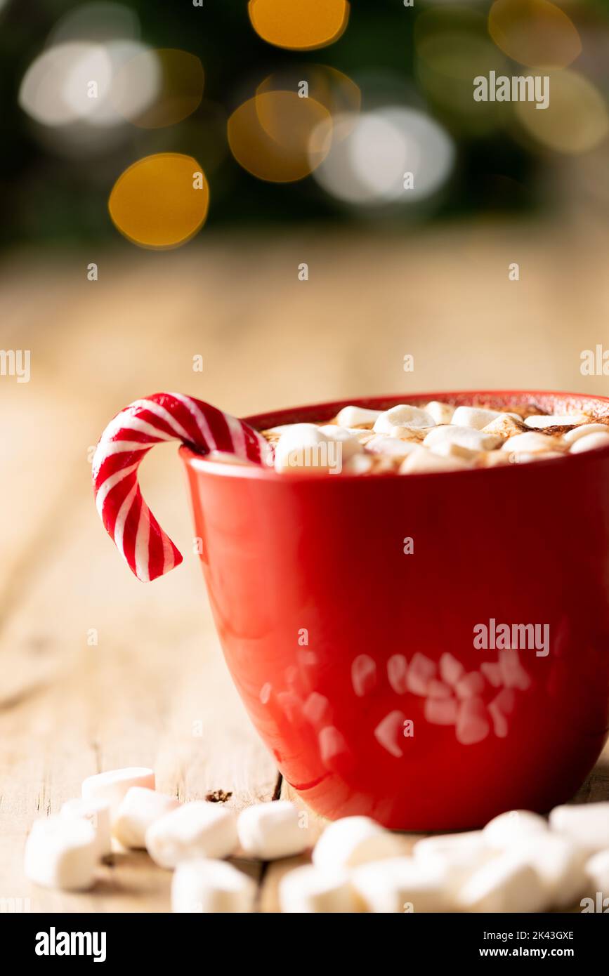 Bild von rotem Becher mit heißer Schokolade und Marschwalben und Platz über weihnachtsbaum kopieren Stockfoto