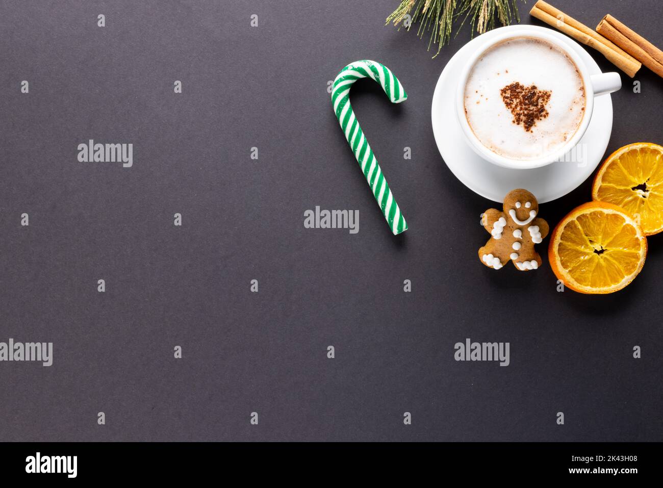 Bild von Tasse Cappuccino-Kaffee und weihnachten Lebkuchenmann mit Kopierer Platz auf grau Stockfoto