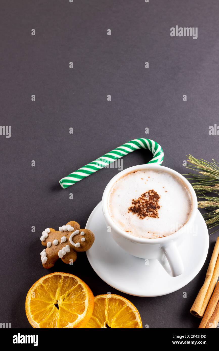 Bild von Tasse Cappuccino-Kaffee und weihnachten Lebkuchenmann mit Kopierer Platz auf grau Stockfoto