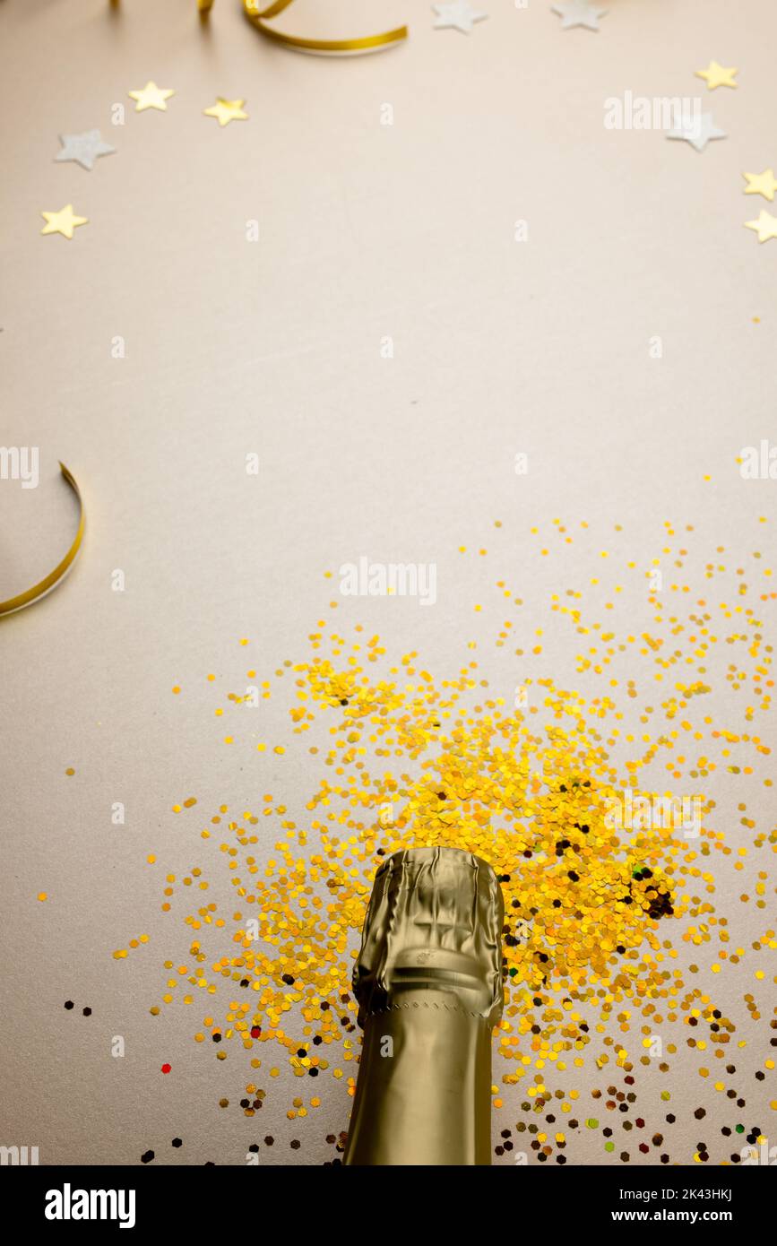 Komposition von Nahaufnahme des Champagner des neuen Jahres auf weißem Hintergrund Stockfoto