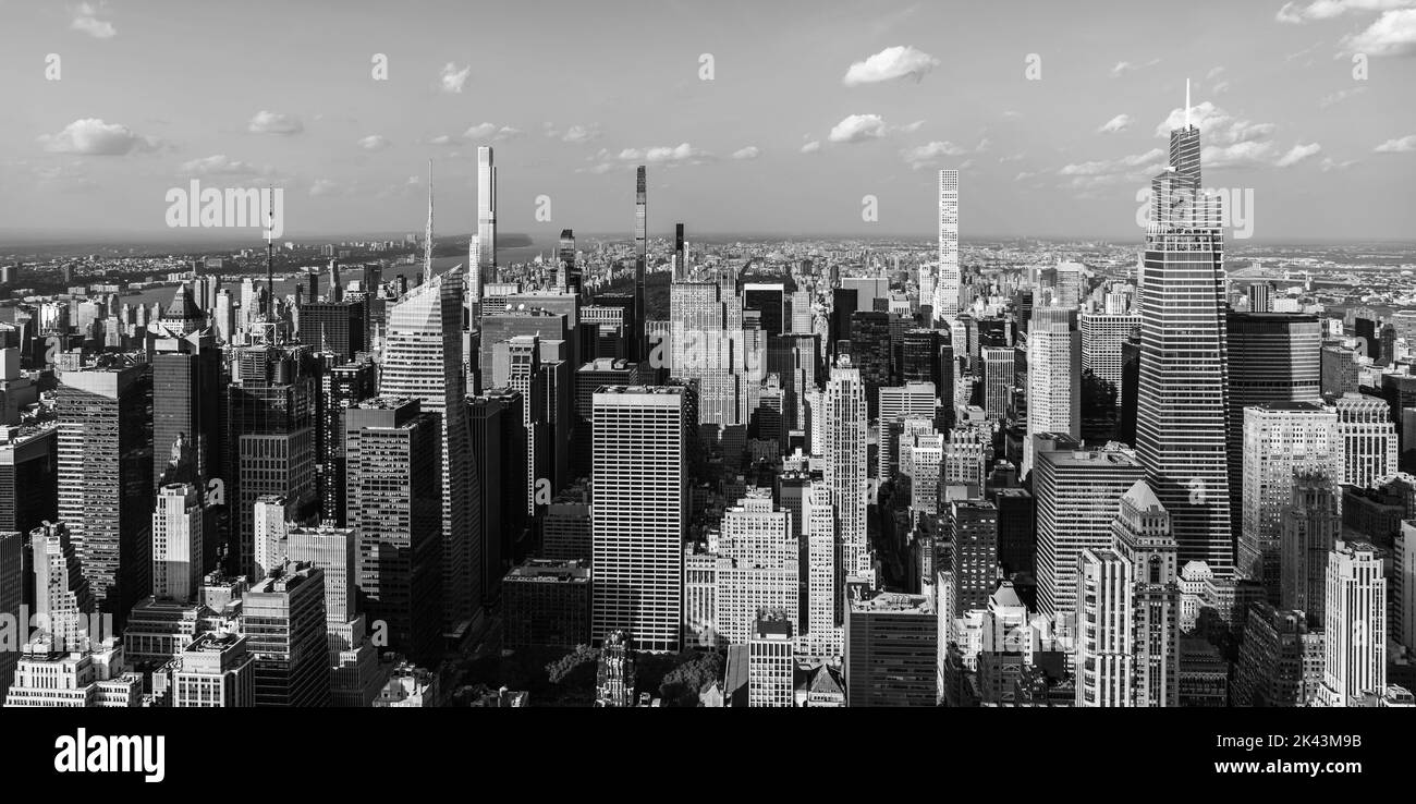 Skyline von New York City, Panorama mit Wolkenkratzern in Midtown Manhattan, schwarz-weiß Stockfoto