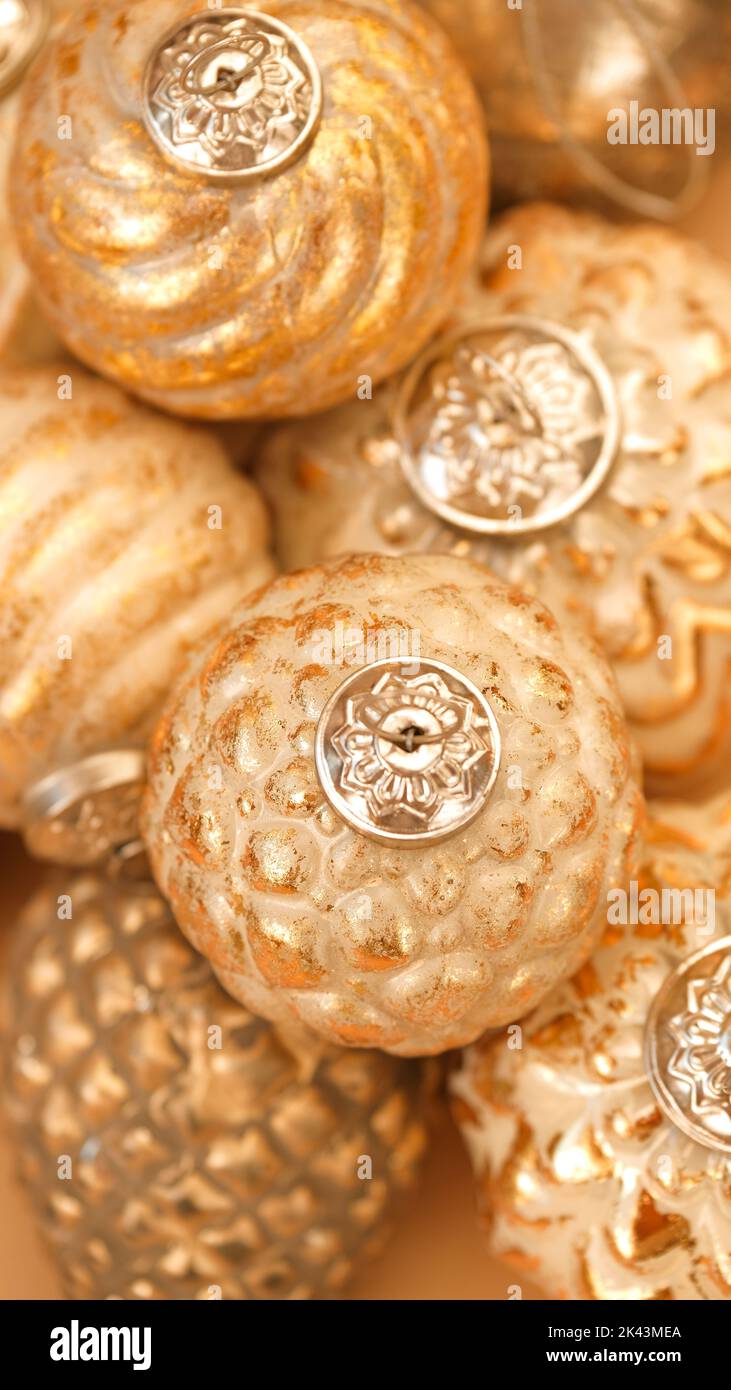 Weihnachts Golden Balls Textur. Neujahrsdekor.Weihnachtsdekorationen Textur.Festlicher glänzender Hintergrund in Gold tones.design Weihnachtsdekorationen. Stockfoto