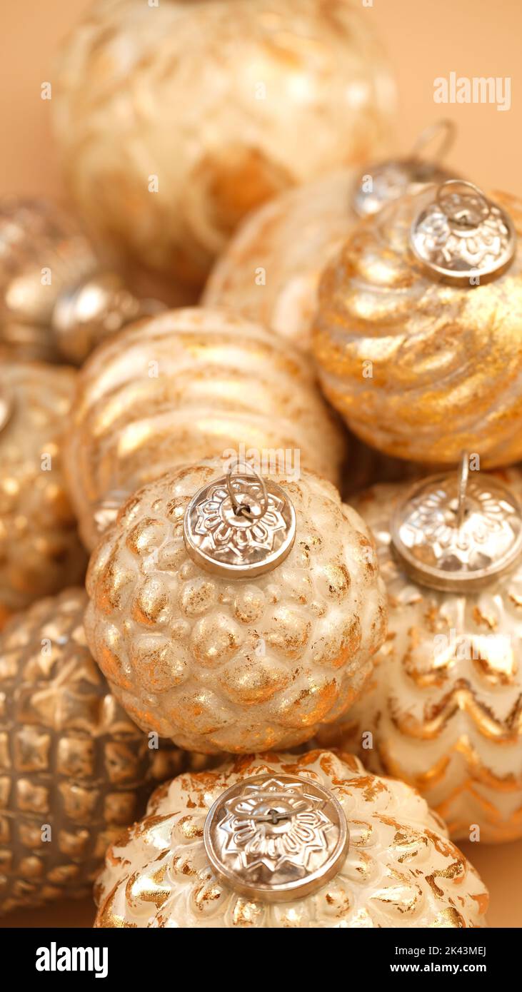 Golden Balls-Textur. Neujahrsdekor.Weihnachtsdekorationen Textur.Festlicher glänzender Hintergrund in Gold tones.design Weihnachtsdekorationen. Stockfoto