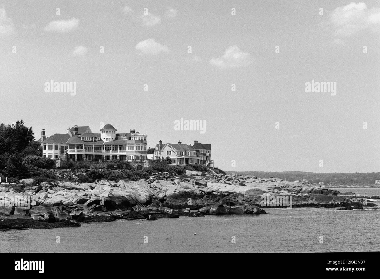 Blick auf das Cliff House Hotel gegenüber der Bucht vom Nubble Lighthouse am Cape Neddick, Maine. Das Bild wurde in analogem Schwarzweiß-Film aufgenommen Stockfoto