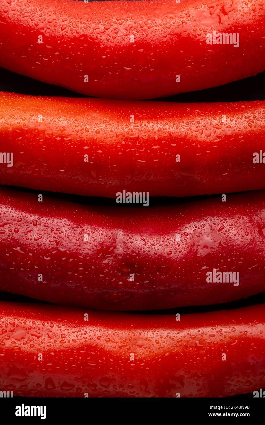 Abstrakt von roten Chilischoten mit Wassertropfen, Makro Hintergrund Tapete Muster aus reifen gemeinsamen Gemüse für ihren würzigen Geschmack verwendet Stockfoto