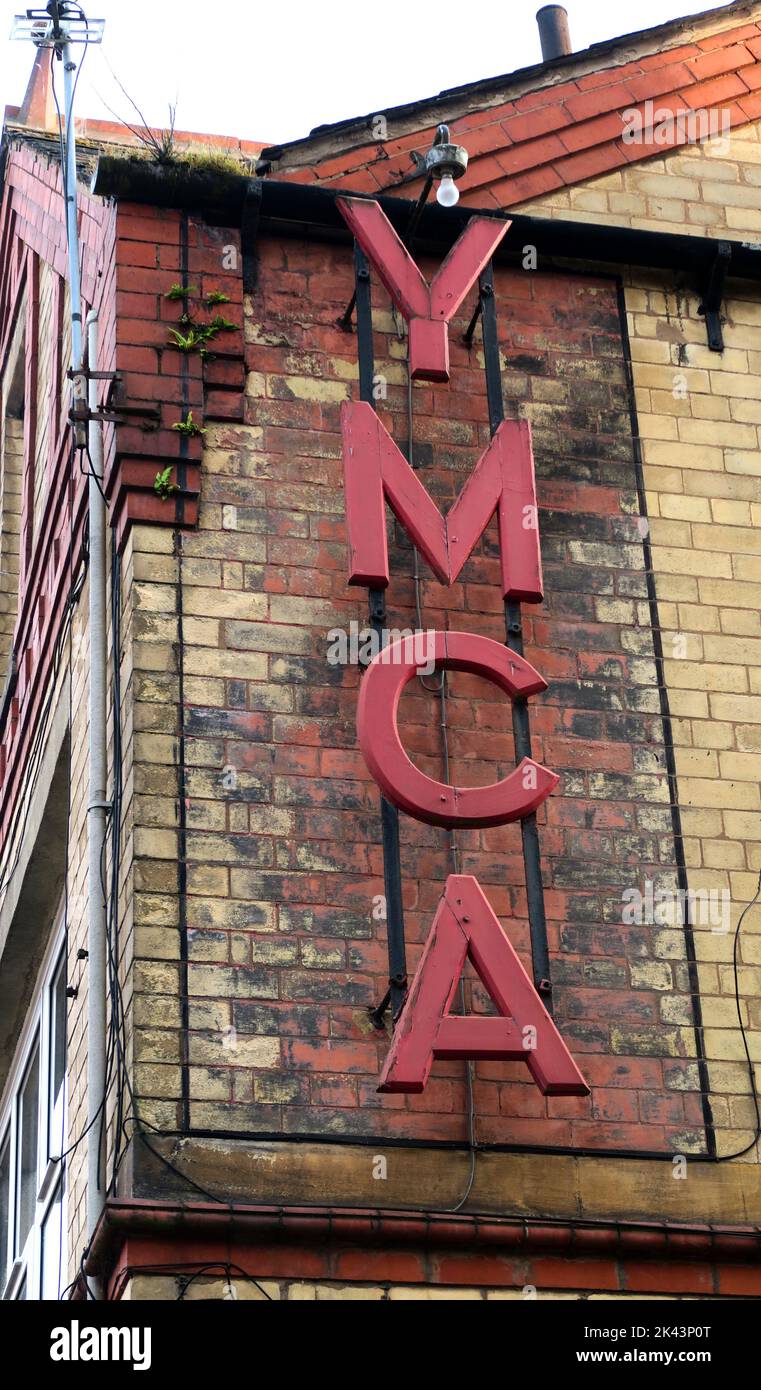 Altes rotes historisches YMCA-Schild - The Young Mans Christian Association , 3 Winmarleigh Street, Warrington, Cheshire, England, UK, WA1 1NB Stockfoto