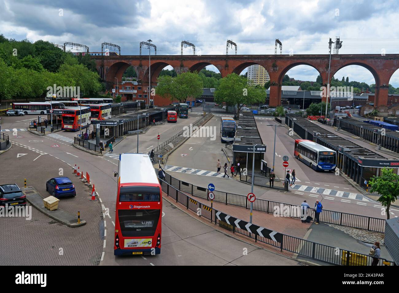 Stockport Busbahnhof, Blick nach Westen in Richtung Viaduct , WCML zwischen Stockport Bahnhof und Manchester Piccadilly, Cheshire, England, UK,SK1 1NU Stockfoto
