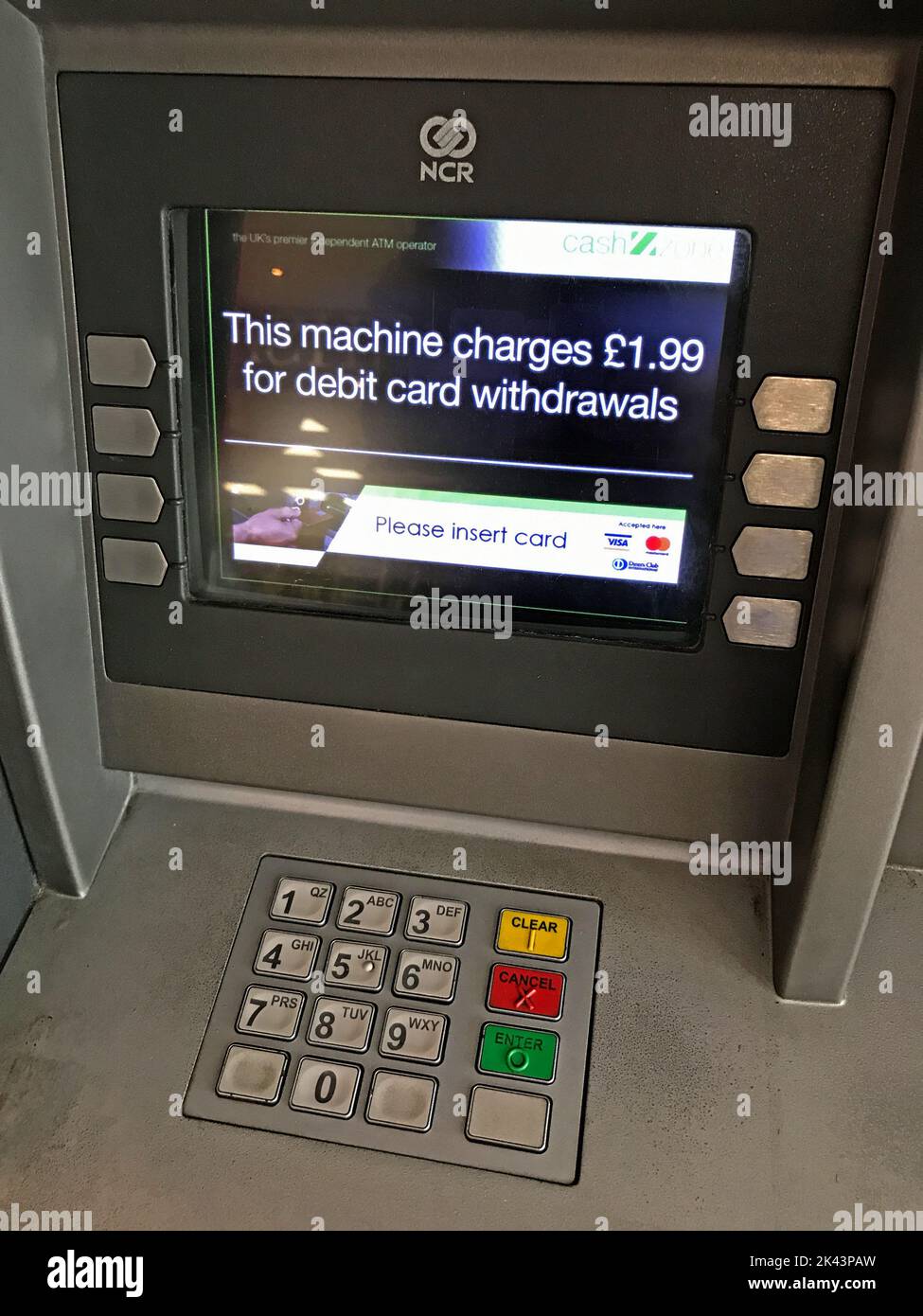 Bankautomat für Abhebungen per Debitkarte, England, UK, bitte Karte einlegen. Teurer Zugang zu Bargeld Stockfoto