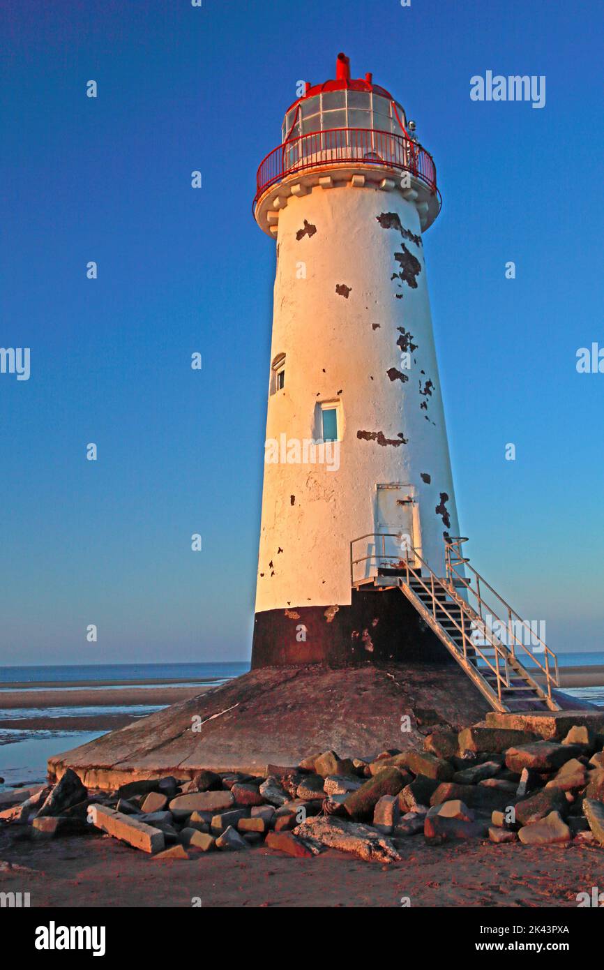 Point of Ayr Lighthouse, auch bekannt als Talacre Lighthouse, Nordküste von Wales, Großbritannien, CH8 9RD, bei Sonnenuntergang am Abend Stockfoto