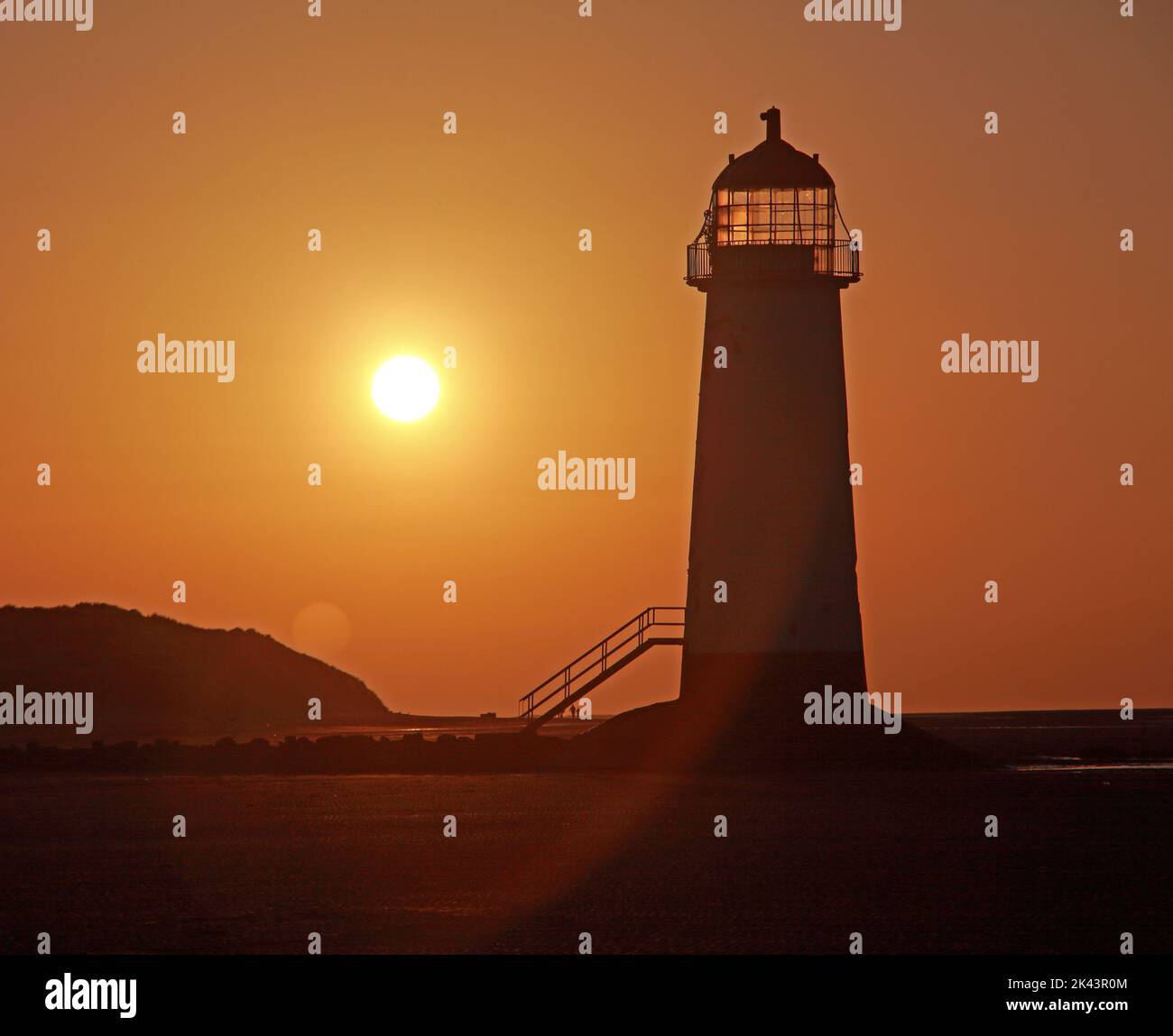 Point of Ayr Lighthouse, auch bekannt als Talacre Lighthouse, Nordküste von Wales, Großbritannien, CH8 9RD, bei Sonnenuntergang am Abend Stockfoto