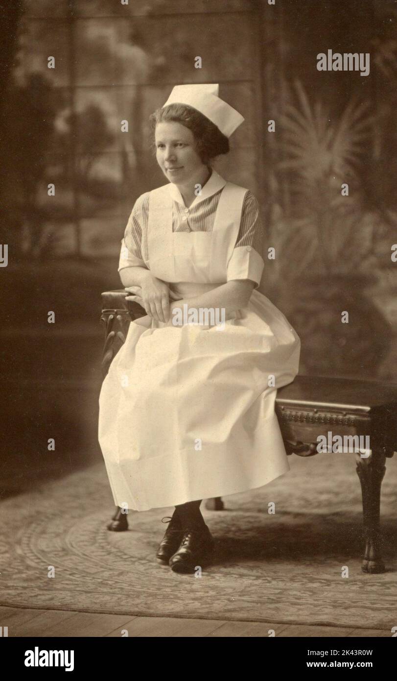 Schwester 1920er, Vintage Nurse, Old Fashioned Nurse, RN, Anfang 1900er, Eine Frau Stockfoto