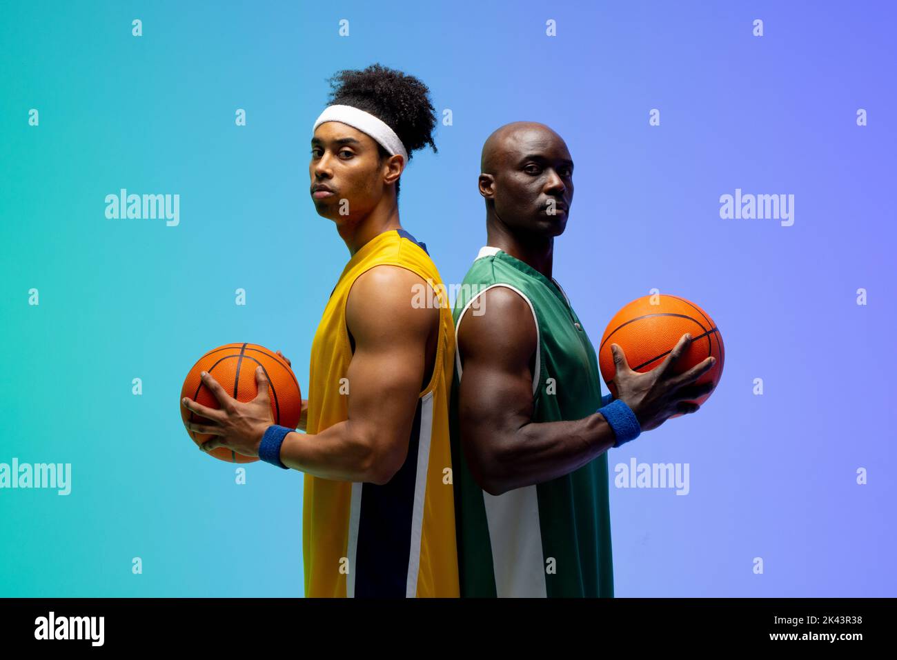 Bild eines Porträts von zwei verschiedenen Basketballspielern mit Basketballkörben auf violettem bis grünem Hintergrund Stockfoto
