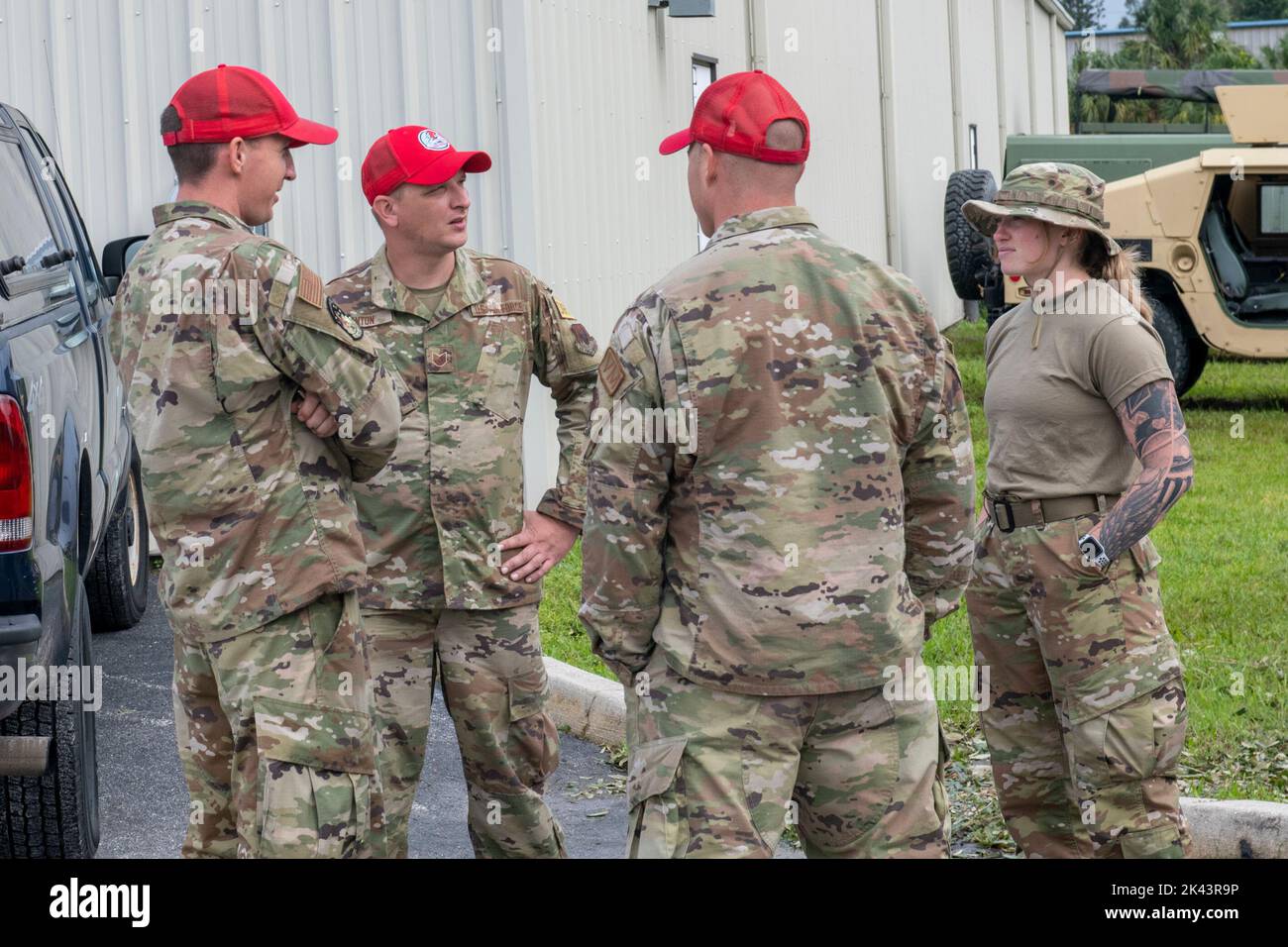 Bradenton, Florida, USA. 29. September 2022. Mitglieder der 202. Rapid Engineer Deployable Heavy Operational Repair Squadron Engineers (RED HORSE) der Florida Air National Guard fahren südlich von Bradenton, Florida, um Trümmer von den Straßen in den Grafschaften Manatee, Charolette, und Lee zu entfernen, 29. September 2022. Das 202. RED HORSE Squadron, stationiert in Camp Blanding, Florida, ist ein spezialisiertes, hochmobiles Tiefbauteam, bestehend aus Florida Air National Guardsmen, das schnelle Reaktionsmöglichkeiten für mehrere weltweite Eventualitäten und Operationen bietet. (Bild: © U.S. National Guar Stockfoto