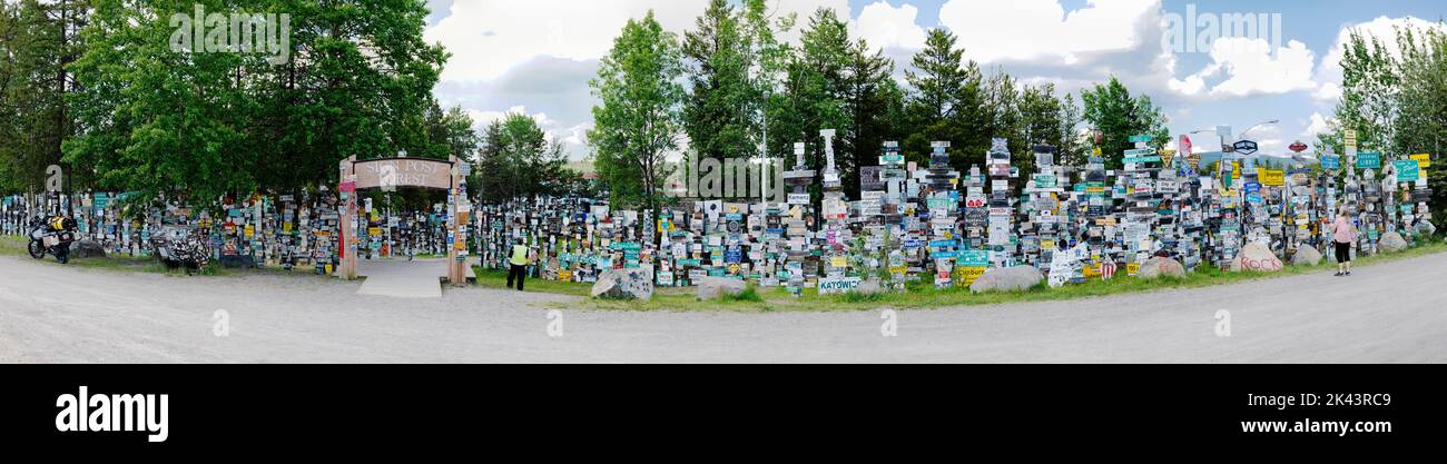 Blick auf Pamorama; Reisende posten über 100.000 Schilder am Watson Lake Sign Post Forest; Watson Lake; Yukon Territories; Kanada Stockfoto