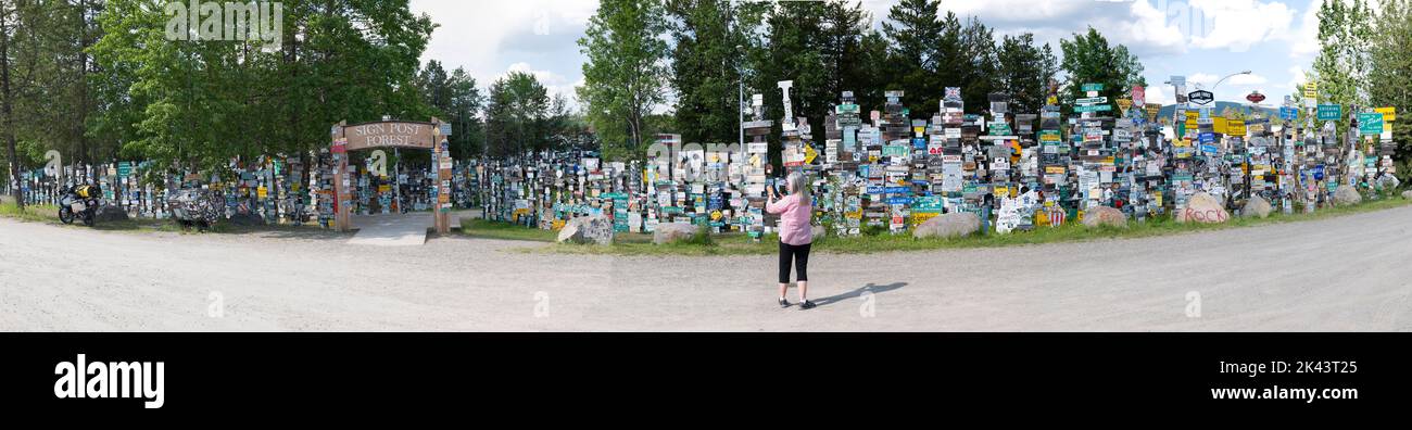 Panoramablick; Reisende posten über 100.000 Schilder am Watson Lake Sign Post Forest; Watson Lake; Yukon Territories; Kanada Stockfoto
