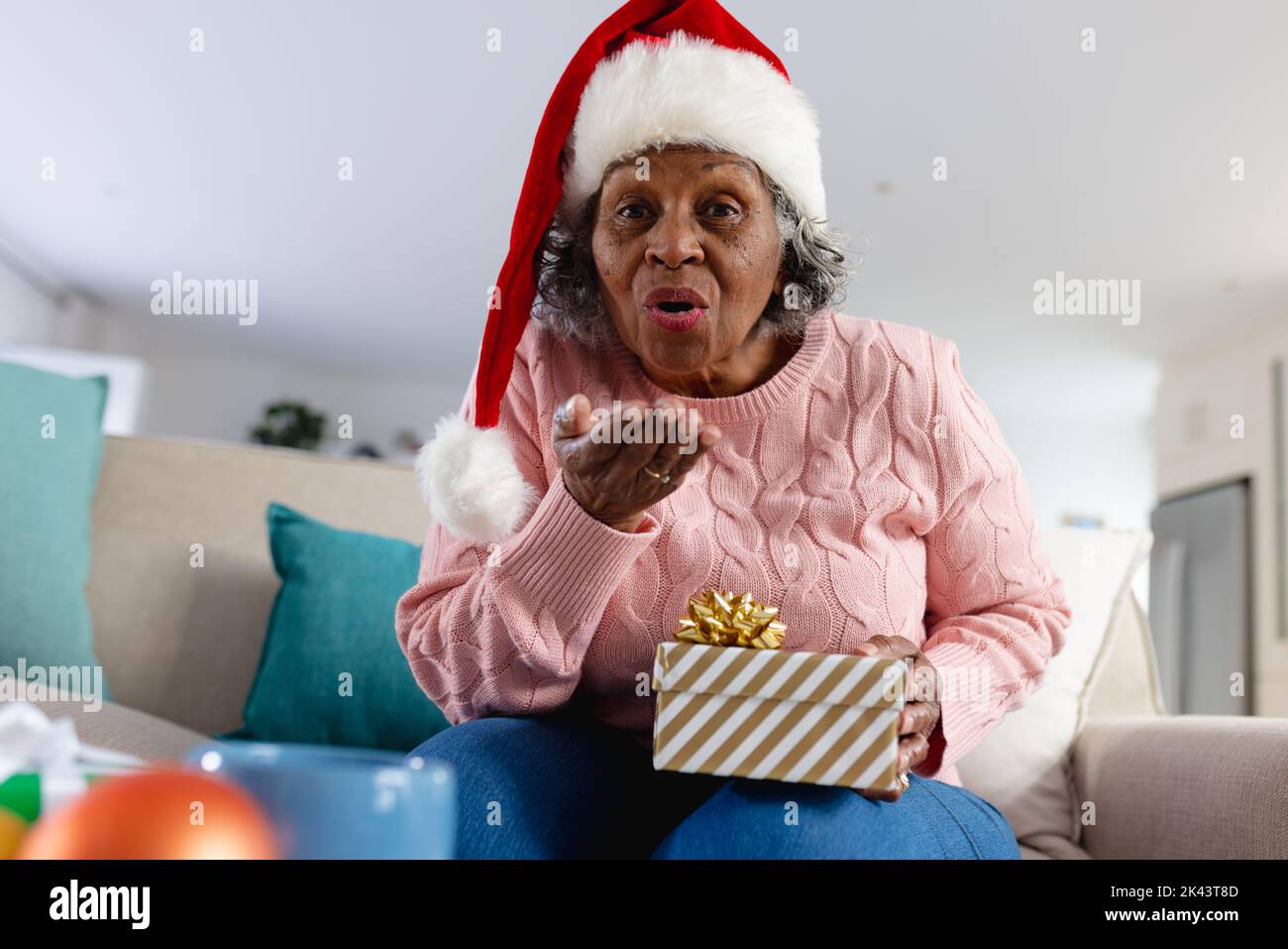 Nachdenkliche ältere afroamerikanische Frauen mit weihnachtsmannhut Stockfoto