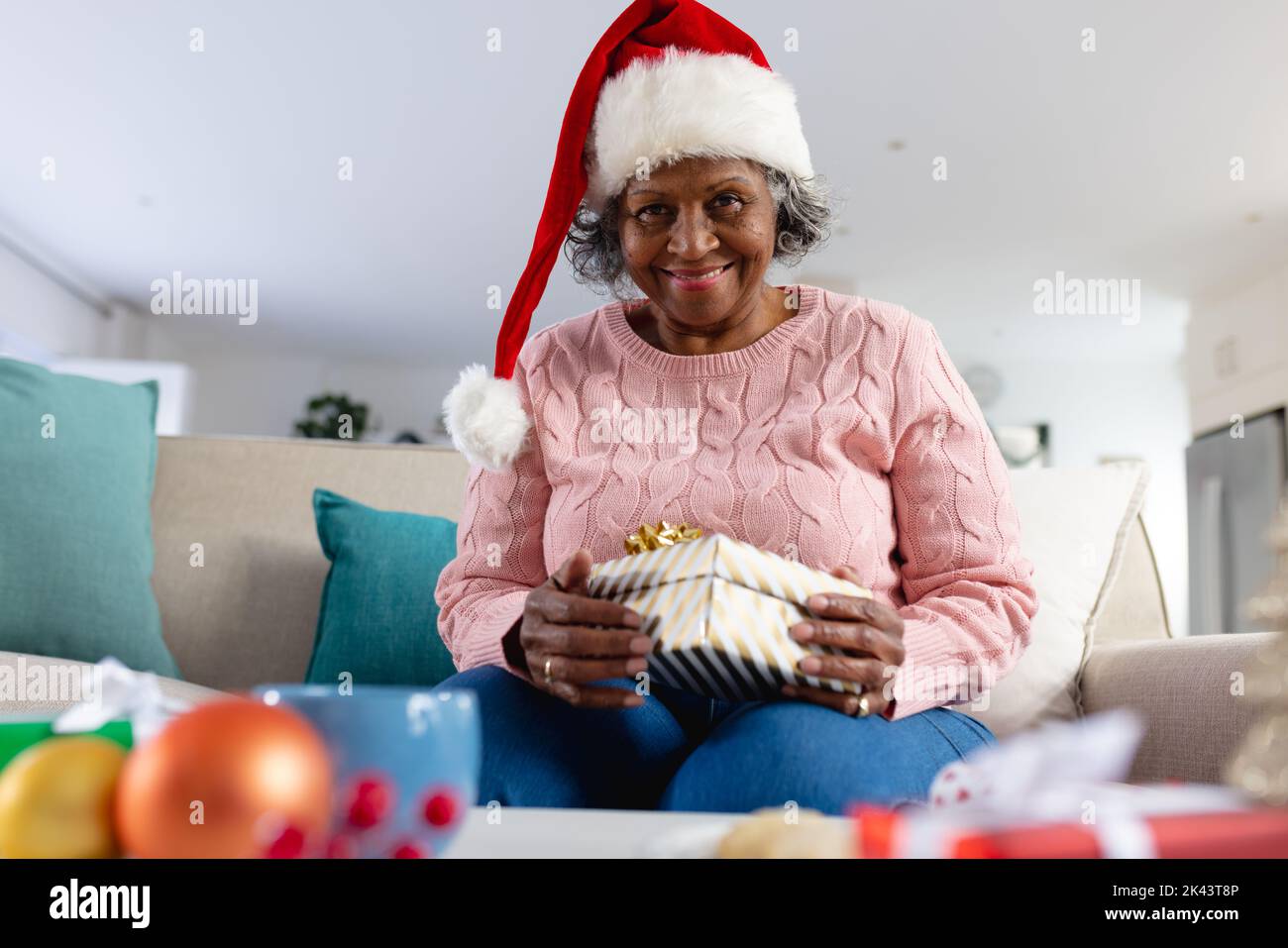Nachdenkliche ältere afroamerikanische Frauen mit weihnachtsmannhut Stockfoto