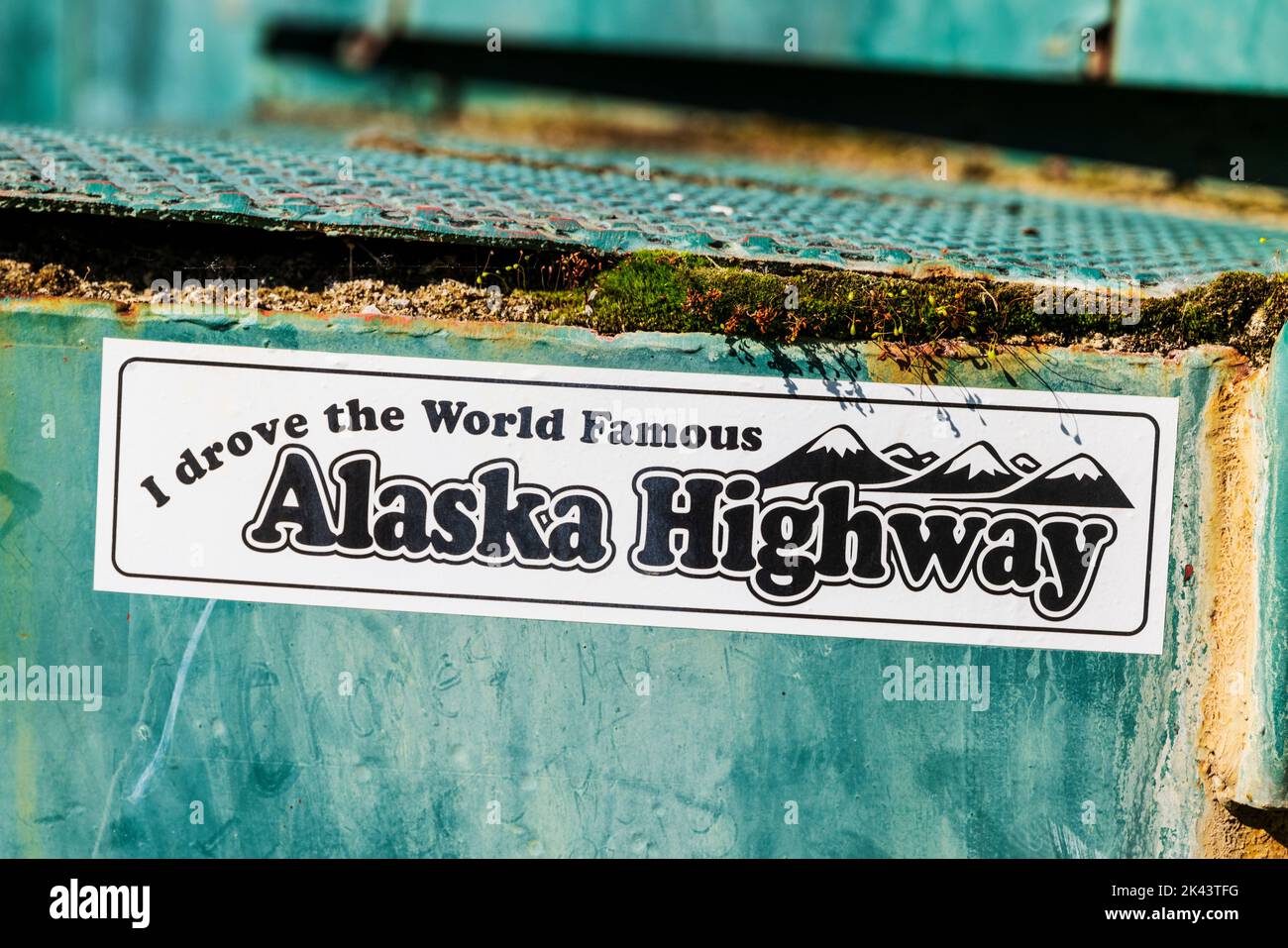 Schild: „Ich fuhr den Alaska Highway“; Reisende posten über 100.000 Schilder am Watson Lake Sign Post Forest; Watson Lake; Yukon Territories; Kanada Stockfoto