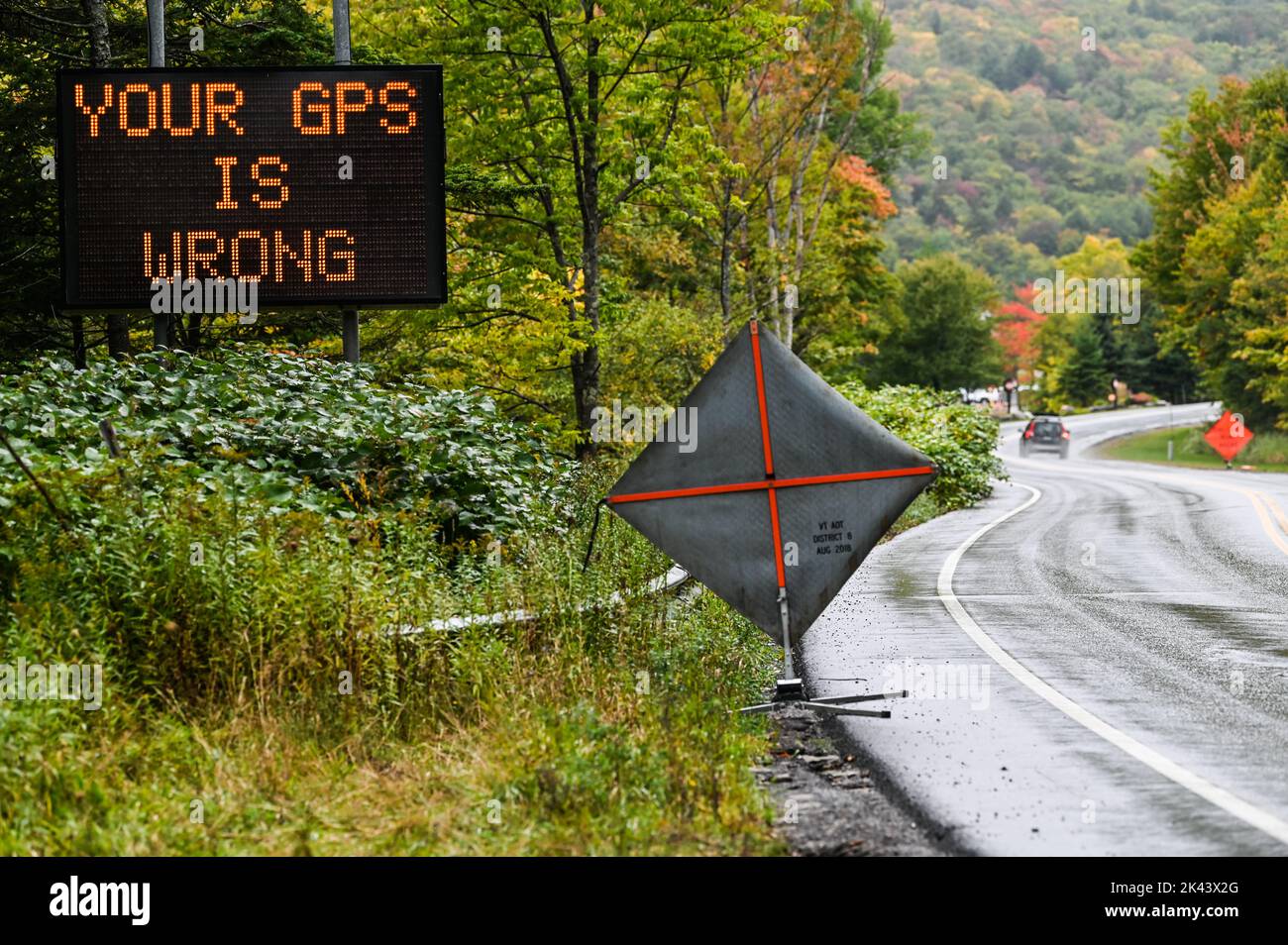 GPS-Warnschild in Stowe, VT, USA, da große Lastwagen GPS folgen und in steilen, kurvigen Smugglers Notch Bergpass stecken bleiben. Stockfoto