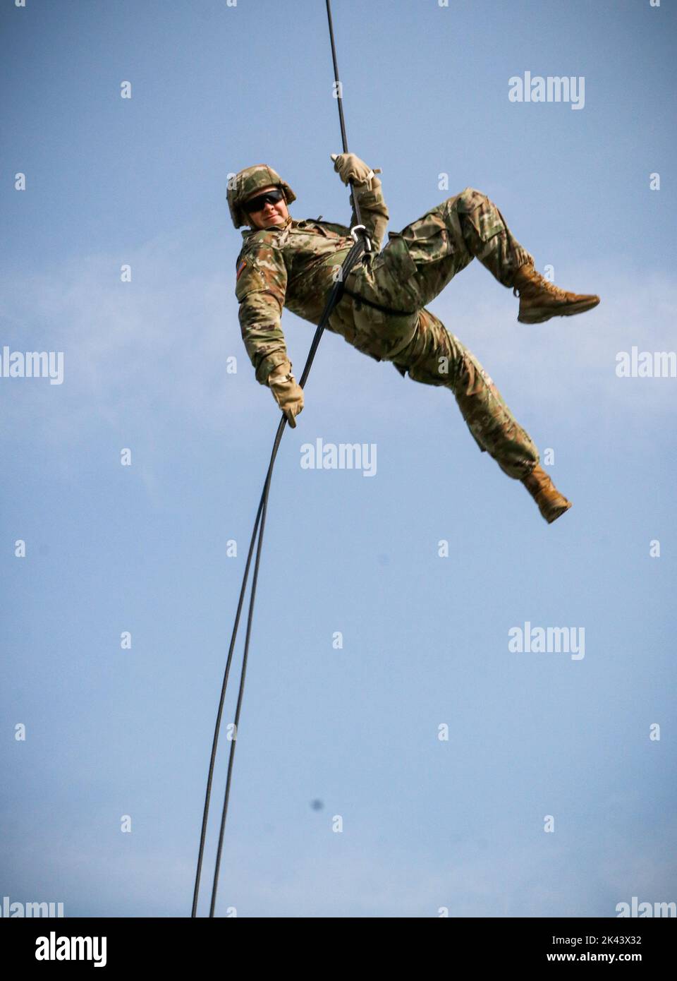 Ein US-Soldat rappelt am 14. September 2022 von einem Hubschrauber der UH-60 Black Hawk in Camp Dodge in Johnston, Iowa. Fast 30 Soldaten und Luftwaffe nahmen an einem Rappel-Masterkurs Teil, der von einem mobilen Trainingsteam des Warrior Training Center der Army National Guard in Fort Benning, Georgia, veranstaltet wurde. (USA Armee Nationalgarde Foto Staff Sgt. Tawny Kruse) Stockfoto