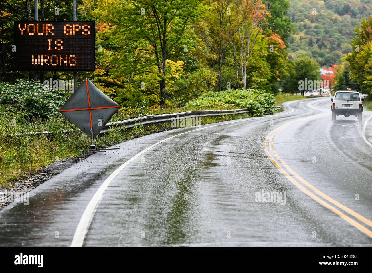 GPS-Warnschild in Stowe, VT, USA, da große Lastwagen GPS folgen und in steilen, kurvigen Smugglers Notch Bergpass stecken bleiben. Stockfoto