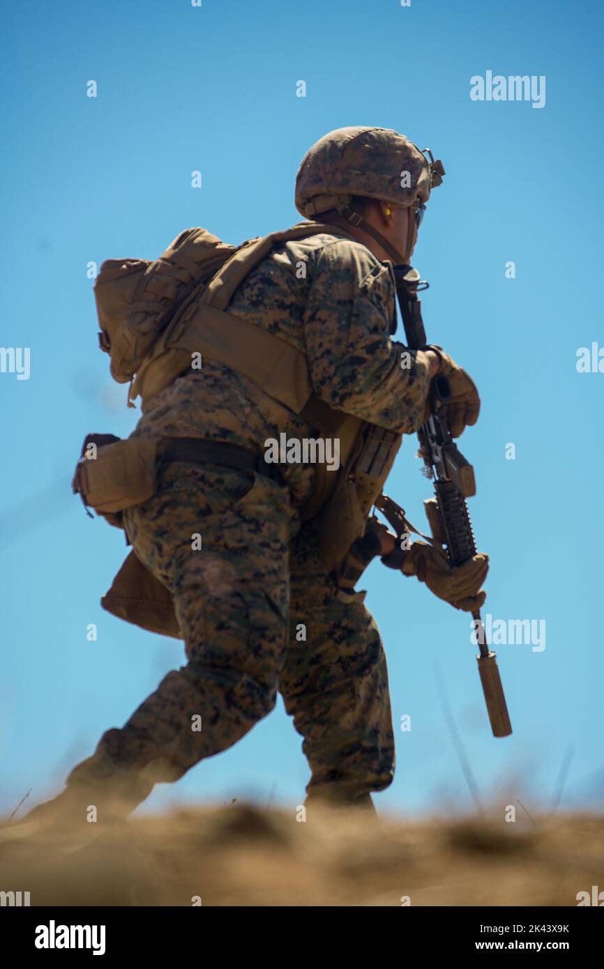 Ein US-Marine, der Alpha Company, 1. Bataillon, 1. Marine Regiment, 1. Marine Division, zugewiesen wurde, eilt während einer Bataillonfeldübung im Marine Corps Base Camp Pendleton, Kalifornien, am 20. September 2022, mit einem Kumpel, der Range 800 absolviert. Range 800 verbesserte die Effizienz der Alpha Company im unabhängigen Zugbetrieb und die grundlegenden Fähigkeiten des Teams zur Unterstützung des Feuers während der größeren FEX, die die Kampfbereitschaft des Bataillons erhöhen sollten. (USA Marine Corps Foto von Sgt. Sydney Smith) Stockfoto