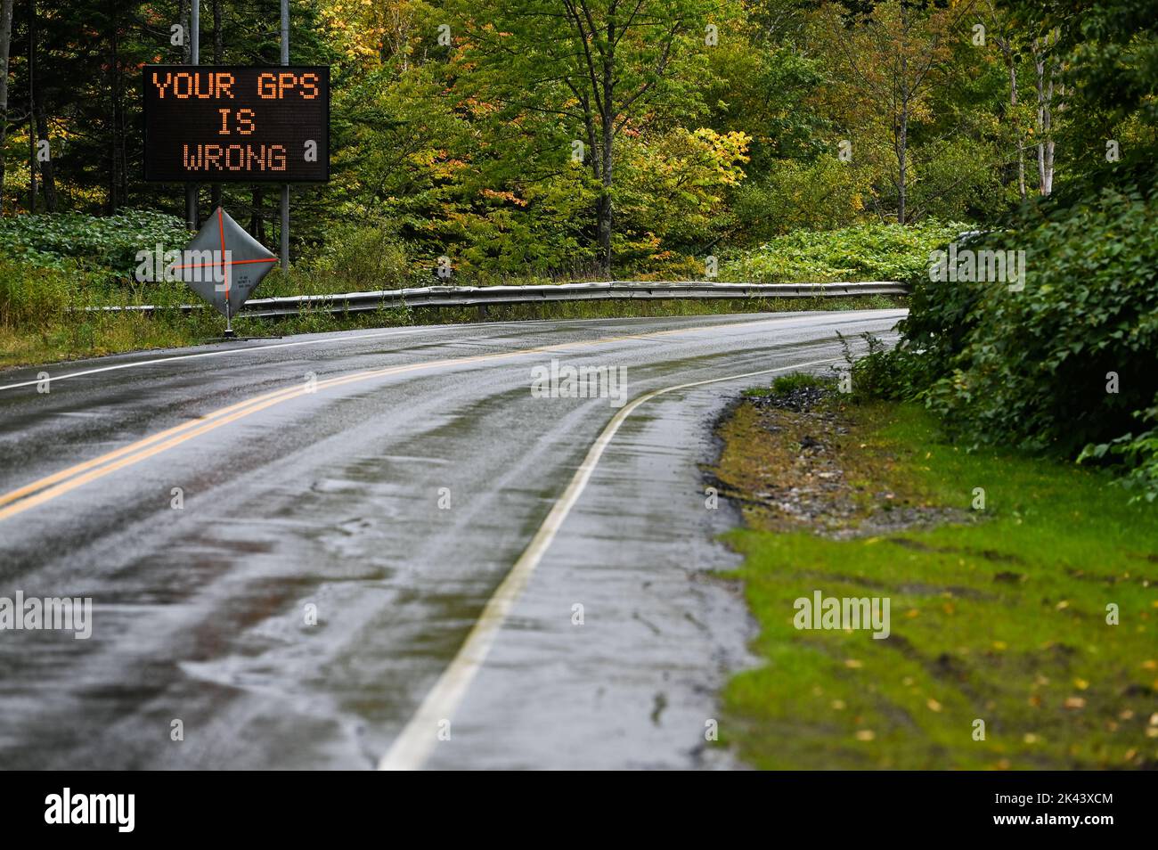 GPS-Warnschild in Stowe, VT, USA, da große Lastwagen GPS folgen und in steilen, kurvigen Smugglers Notch Bergpass stecken bleiben. Stockfoto