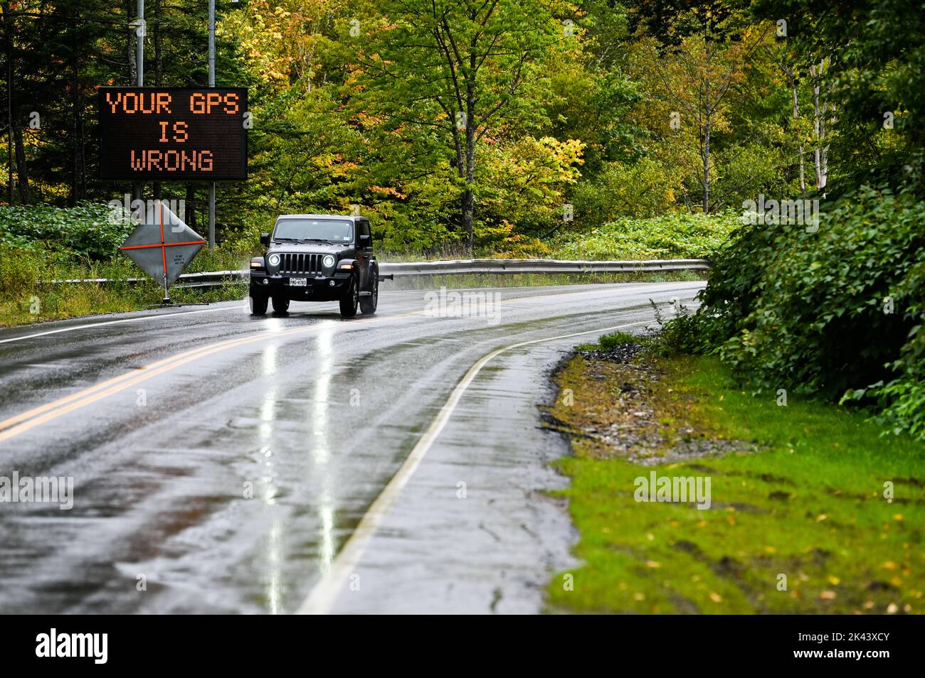GPS-Warnschild in Stowe, VT, USA, da große Lastwagen GPS folgen und in steilen, kurvigen Smugglers Notch Bergpass stecken bleiben. Stockfoto