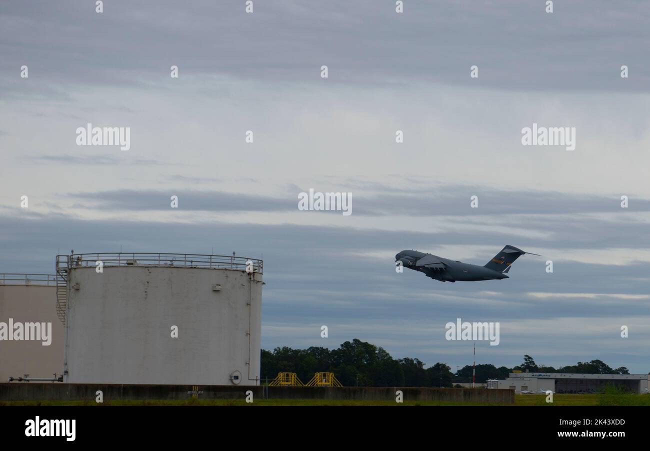 Die gemeinsame Basis Charleston C-17 Globemaster III verlegt in Vorbereitung auf den Tropensturm Ian auf der gemeinsamen Basis Charleston, South Carolina, 29. September 2022. Um das Flugzeug effektiv auf den Umzug vorzubereiten, arbeiteten die Mitarbeiter der Basis zusammen, um sicherzustellen, dass die C-17s betankt und mit der erforderlichen Ausrüstung beladen wurde. (USA Luftwaffe Senior Airman Sara Jenkins) Stockfoto