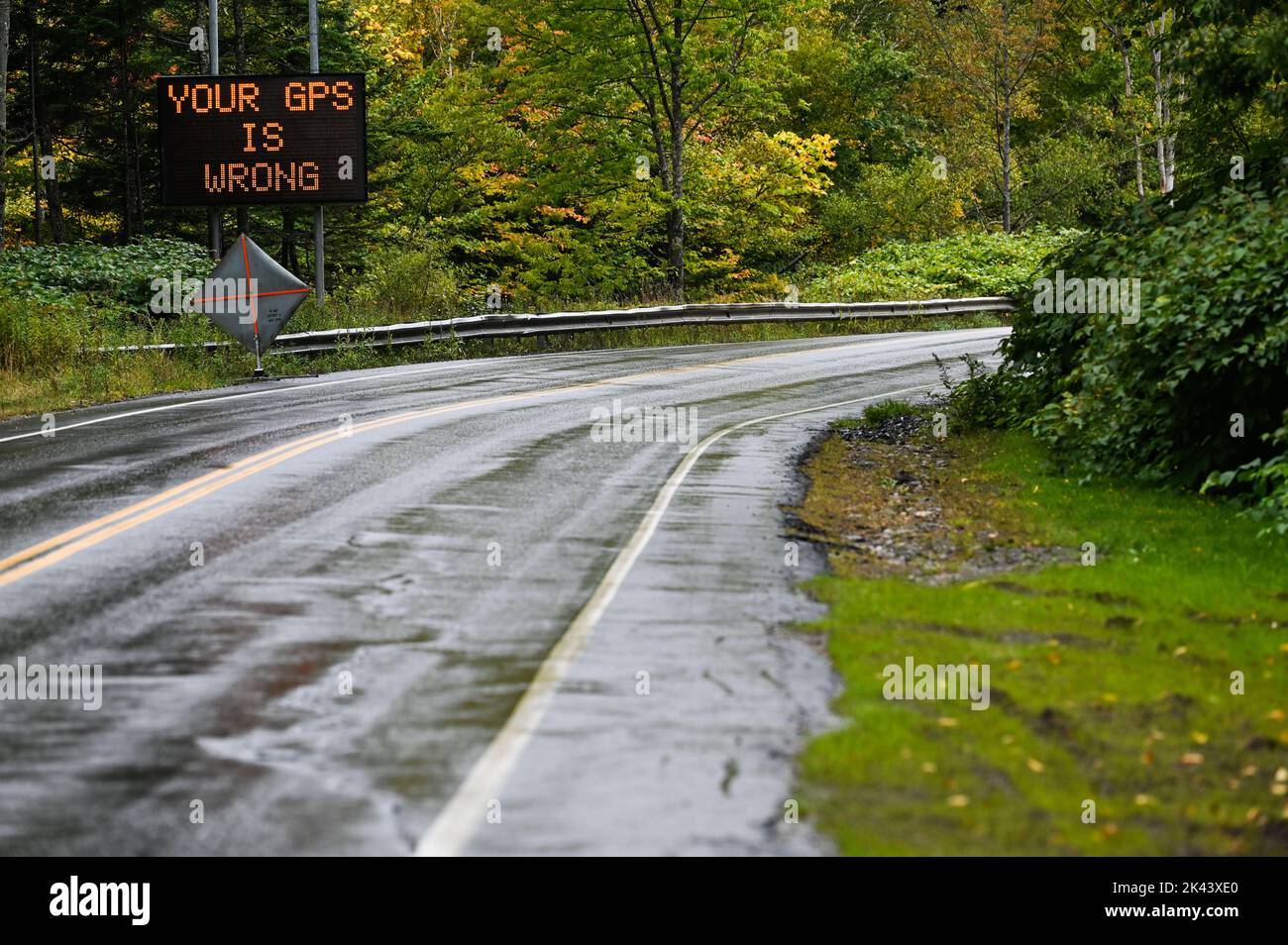GPS-Warnschild in Stowe, VT, USA, da große Lastwagen GPS folgen und in steilen, kurvigen Smugglers Notch Bergpass stecken bleiben. Stockfoto